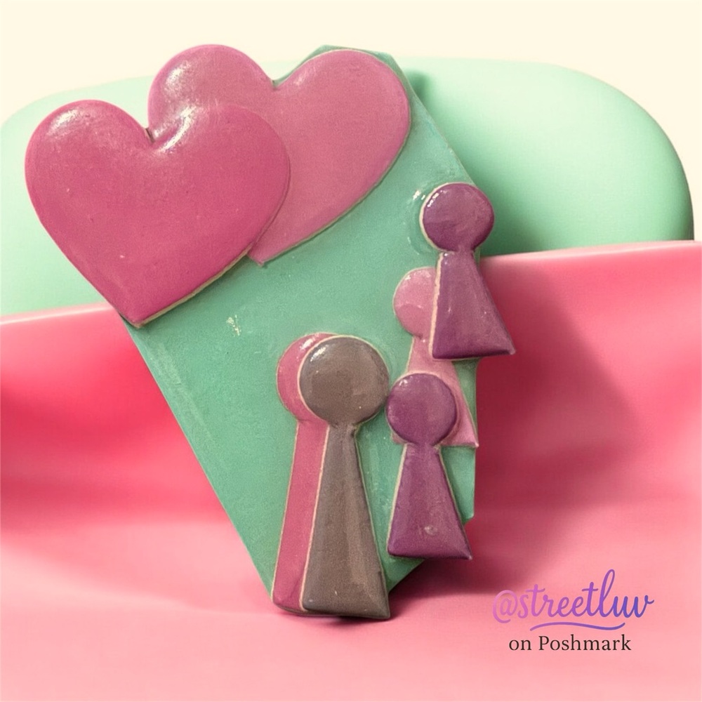 Lucinda People Pins Family Hearts Enamel Brooch - Vintage - Picture 3 of 4
